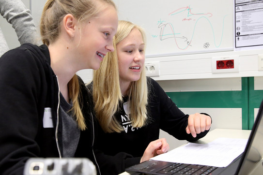 Schülerinnen am Laptop